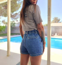 Load image into Gallery viewer, Levis Highwaisted Mom Short