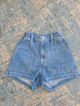 Load image into Gallery viewer, Levis Highwaisted Mom Short